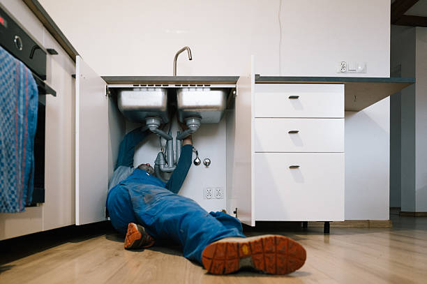 Professional Emergency Plumber technician working in Hines, IL
